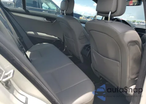 2008 Mercedes-Benz C 300 z USA, uszkodzony, nr VIN WDDGF54X78F156679